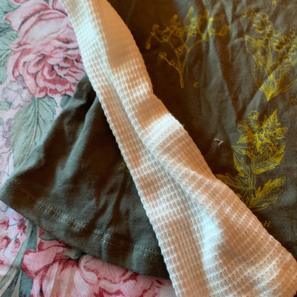 Kids Green Long Sleeve Shirt with White Sleeves Size Small - Picture 2 of 16